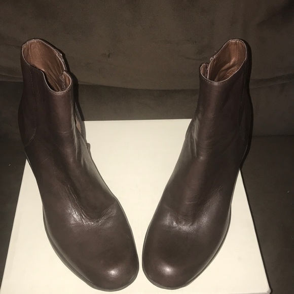 Brown leather Gianni Bini Boots with a 3 1/2 Wedge - Picture 1 of 4